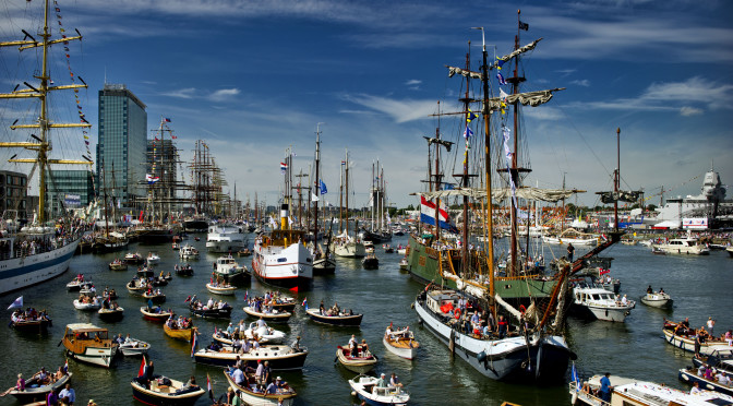Drukte met bezoekers in Amsterdam vrijdag op Sail 2010. Het nautisch evenement vindt nog tot en met maandag plaats op en rond het Amsterdamse IJ.