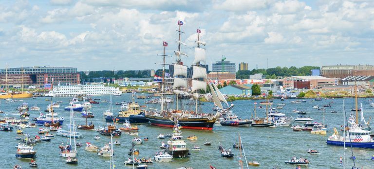 Drukte met bezoekers in Amsterdam vrijdag op Sail 2010. Het nautisch evenement vindt nog tot en met maandag plaats op en rond het Amsterdamse IJ.